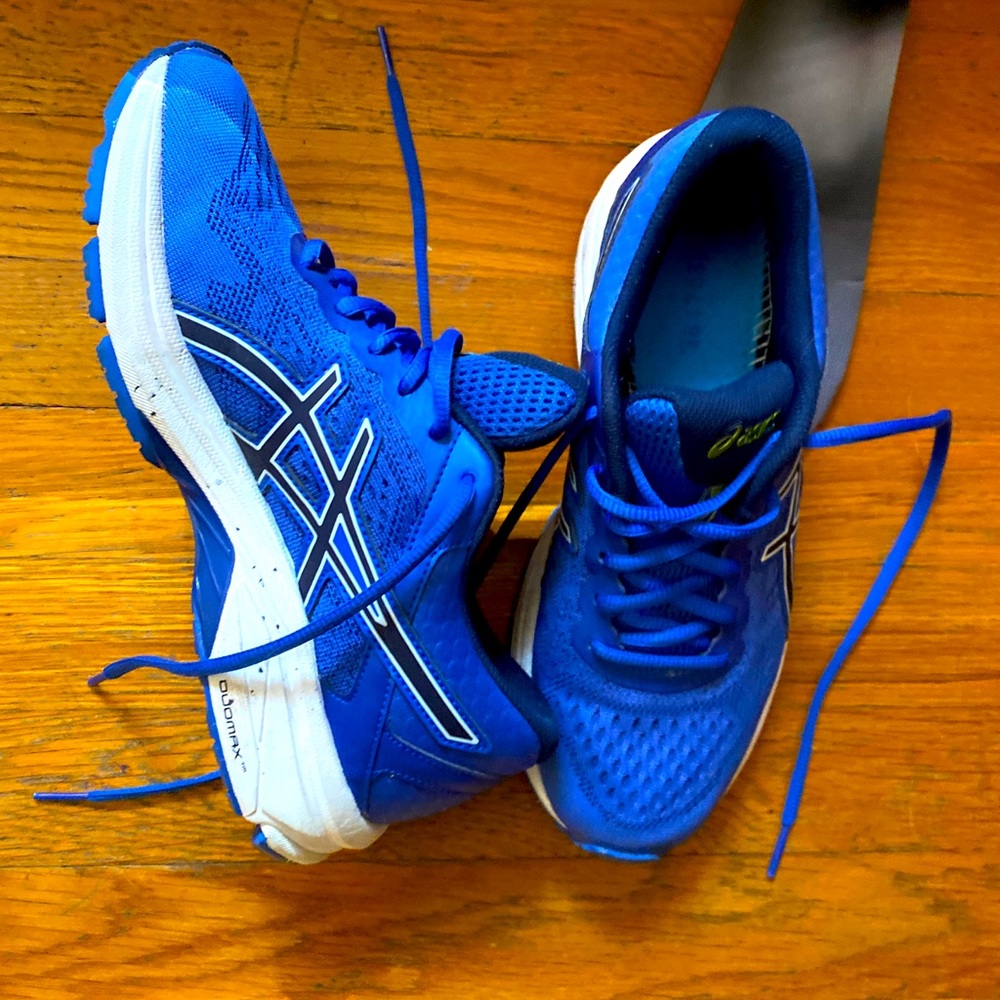 Size 8 women’s ASICS